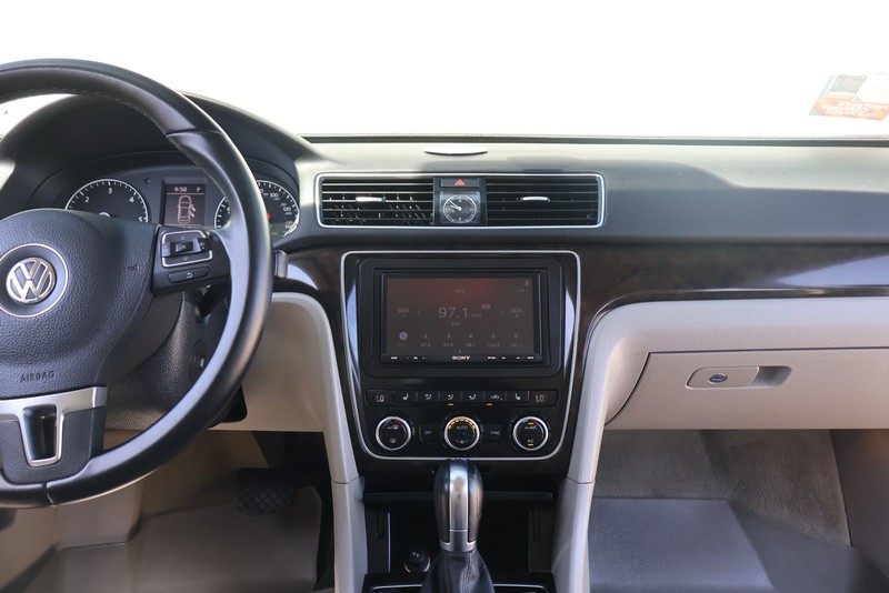 Volkswagen Passat Vehicle Full-screen Gallery Image 27