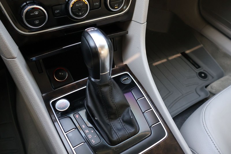 Volkswagen Passat Vehicle Full-screen Gallery Image 31