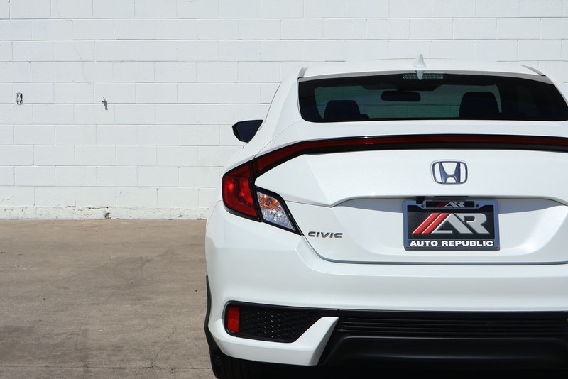 Honda Civic Coupe Vehicle Full-screen Gallery Image 07