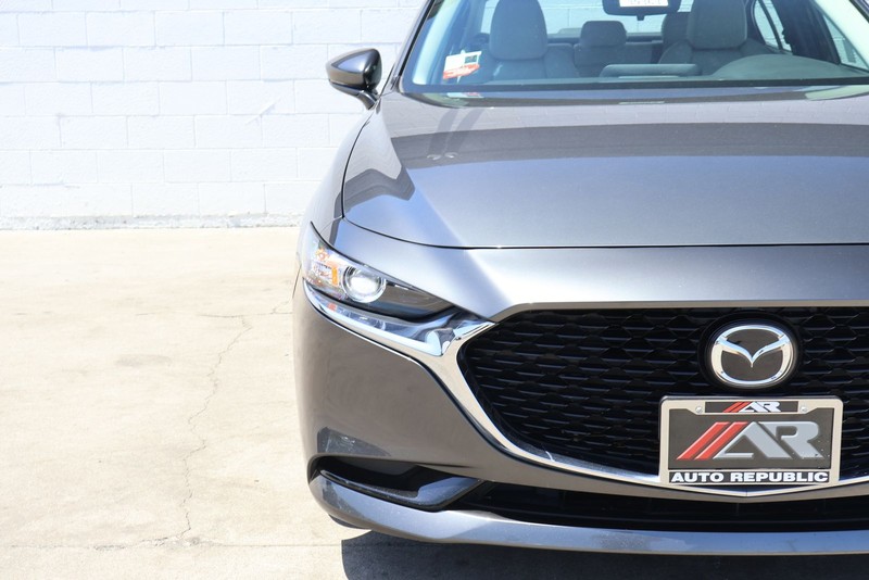 Mazda Mazda3 Sedan Vehicle Full-screen Gallery Image 03