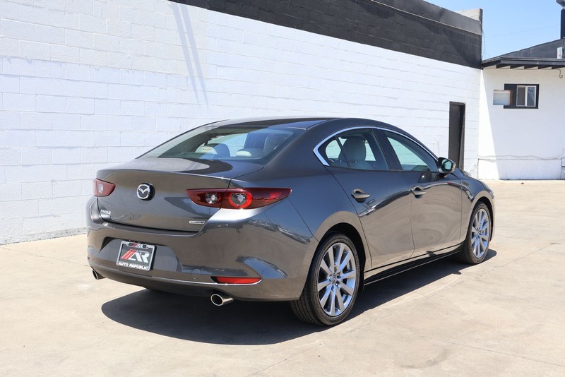 Mazda Mazda3 Sedan Vehicle Full-screen Gallery Image 05