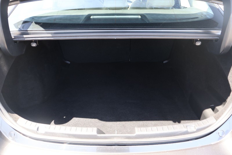 Mazda Mazda3 Sedan Vehicle Full-screen Gallery Image 08