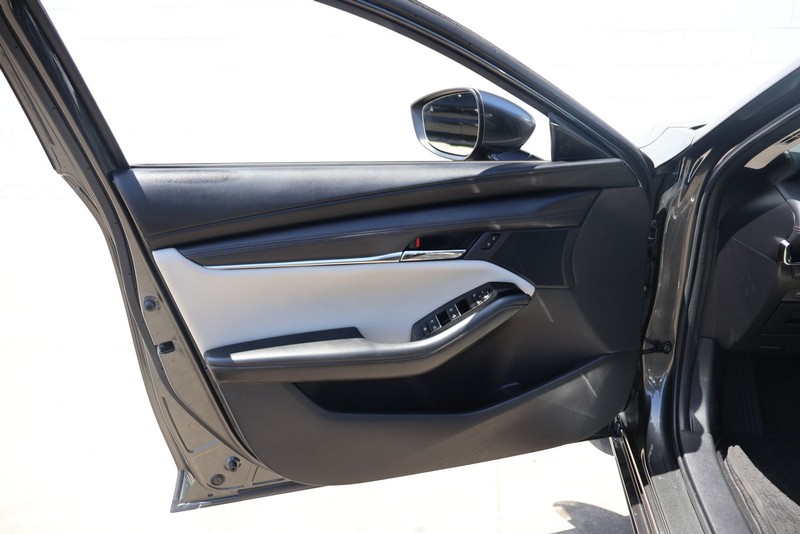 Mazda Mazda3 Sedan Vehicle Full-screen Gallery Image 14