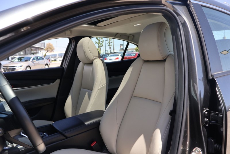 Mazda Mazda3 Sedan Vehicle Full-screen Gallery Image 16