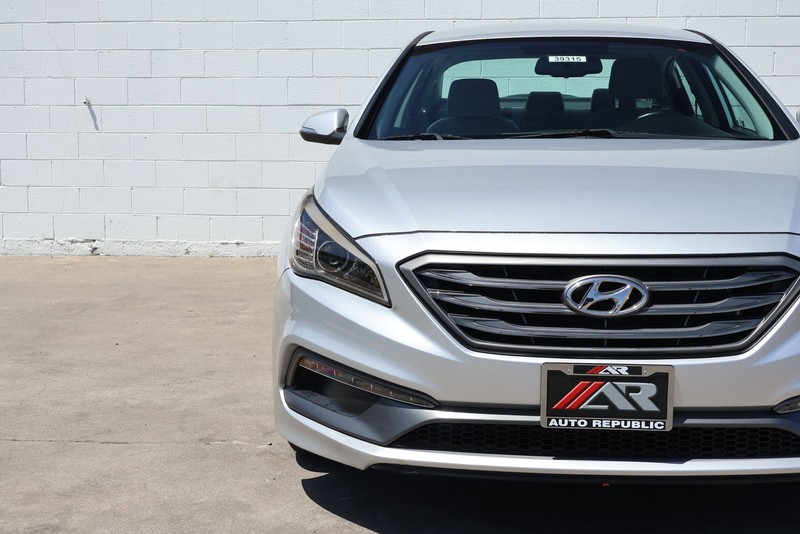 Hyundai Sonata Vehicle Full-screen Gallery Image 03
