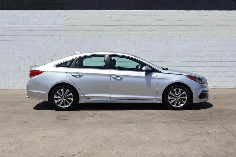 Hyundai Sonata Vehicle Full-screen Gallery Image 04