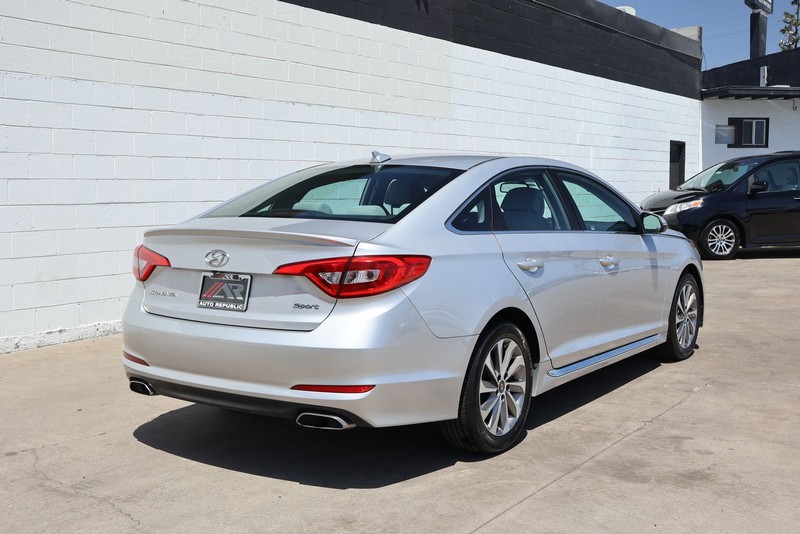 Hyundai Sonata Vehicle Full-screen Gallery Image 05