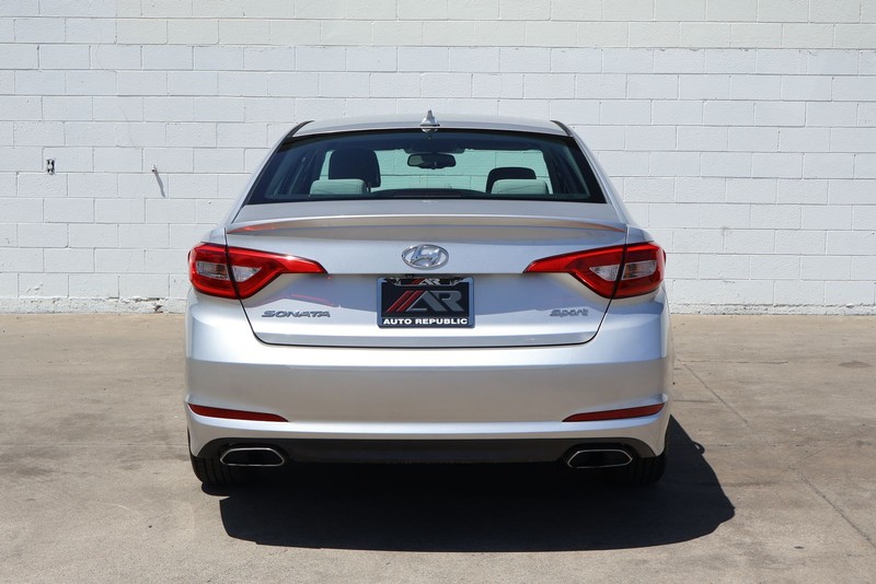 Hyundai Sonata Vehicle Full-screen Gallery Image 06