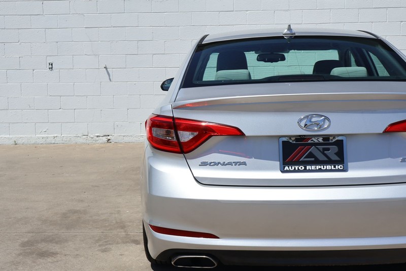 Hyundai Sonata Vehicle Full-screen Gallery Image 07