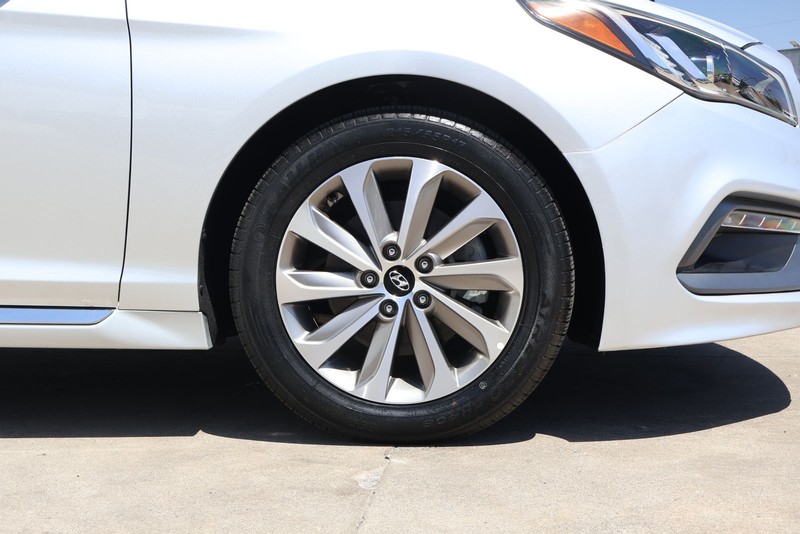 Hyundai Sonata Vehicle Full-screen Gallery Image 10
