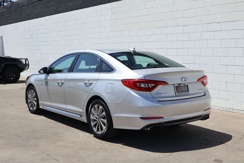 Hyundai Sonata Vehicle Full-screen Gallery Image 11