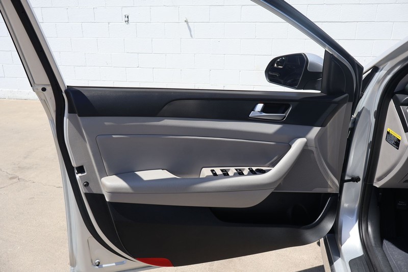Hyundai Sonata Vehicle Full-screen Gallery Image 14