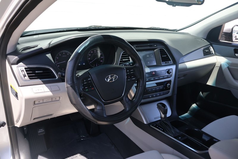 Hyundai Sonata Vehicle Full-screen Gallery Image 15