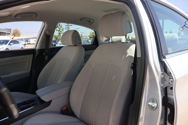 Hyundai Sonata Vehicle Full-screen Gallery Image 16