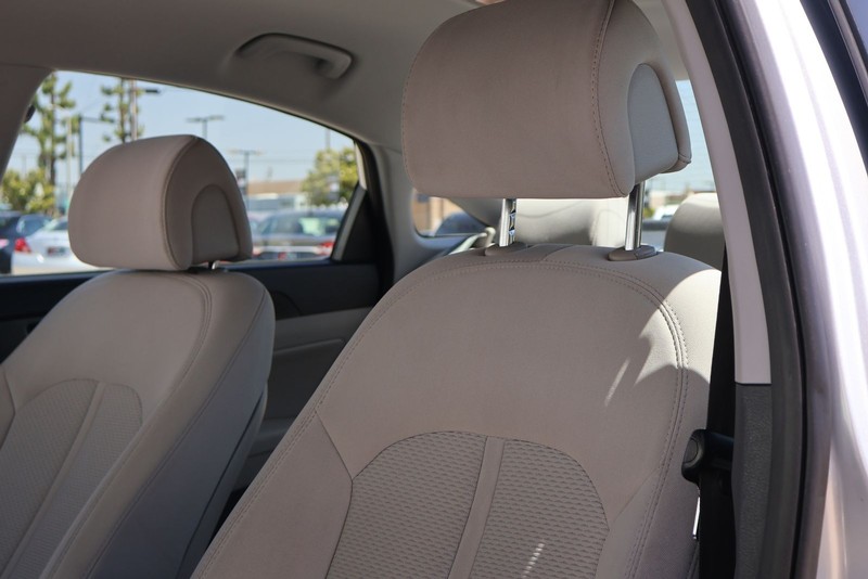 Hyundai Sonata Vehicle Full-screen Gallery Image 17
