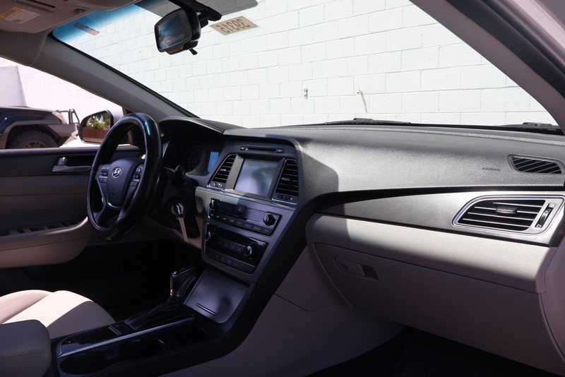 Hyundai Sonata Vehicle Full-screen Gallery Image 18