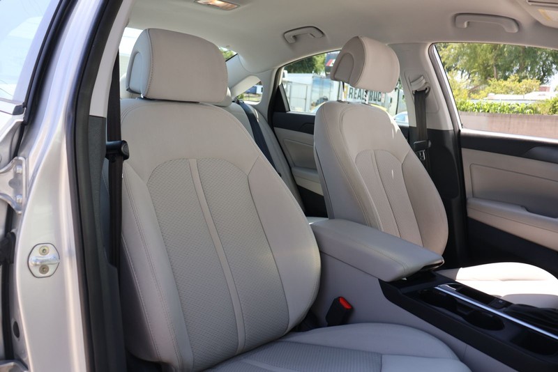 Hyundai Sonata Vehicle Full-screen Gallery Image 19