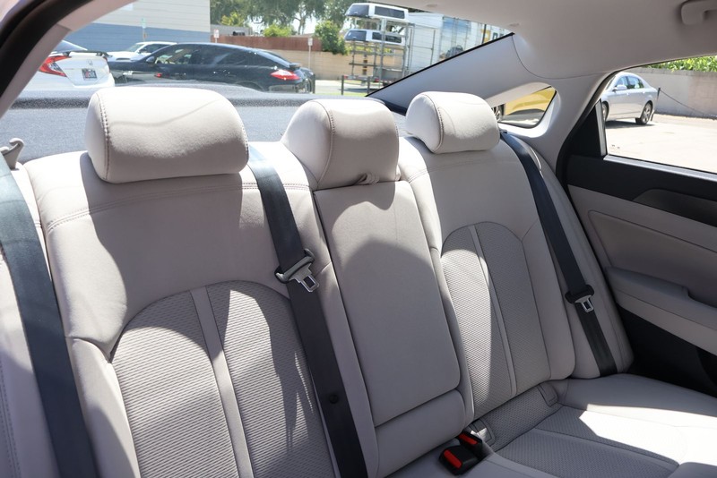 Hyundai Sonata Vehicle Full-screen Gallery Image 20