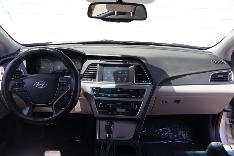 Hyundai Sonata Vehicle Full-screen Gallery Image 21