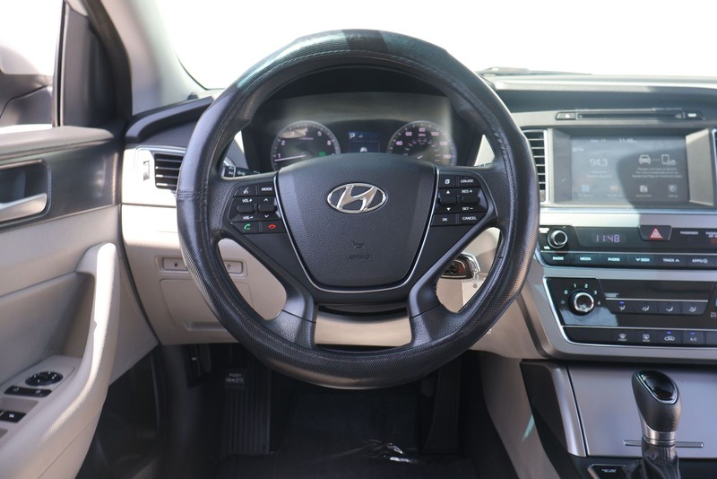 Hyundai Sonata Vehicle Full-screen Gallery Image 23