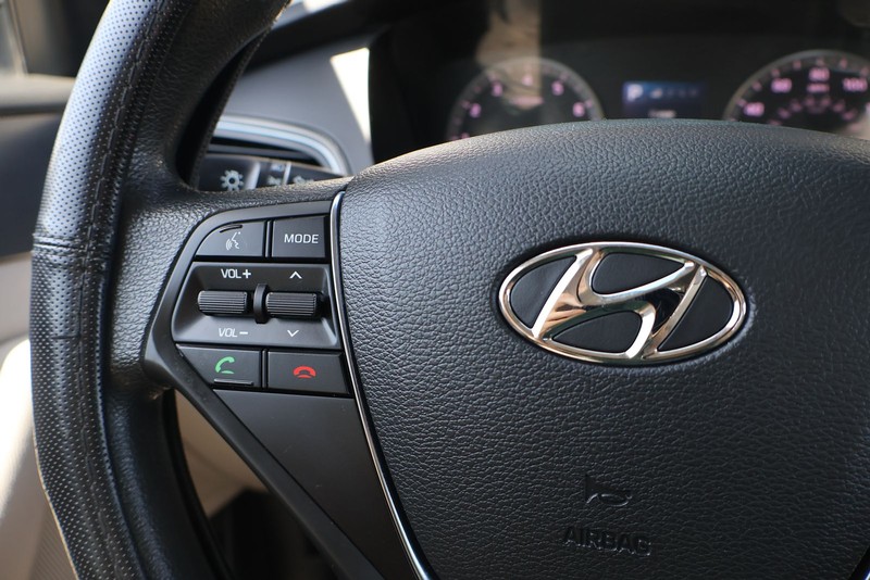 Hyundai Sonata Vehicle Full-screen Gallery Image 24
