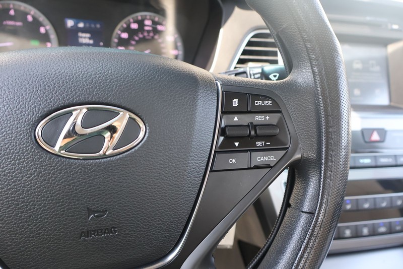 Hyundai Sonata Vehicle Full-screen Gallery Image 25