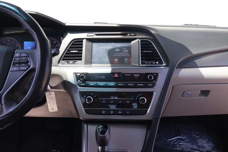 Hyundai Sonata Vehicle Full-screen Gallery Image 26