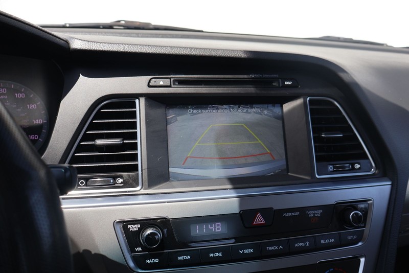 Hyundai Sonata Vehicle Full-screen Gallery Image 28