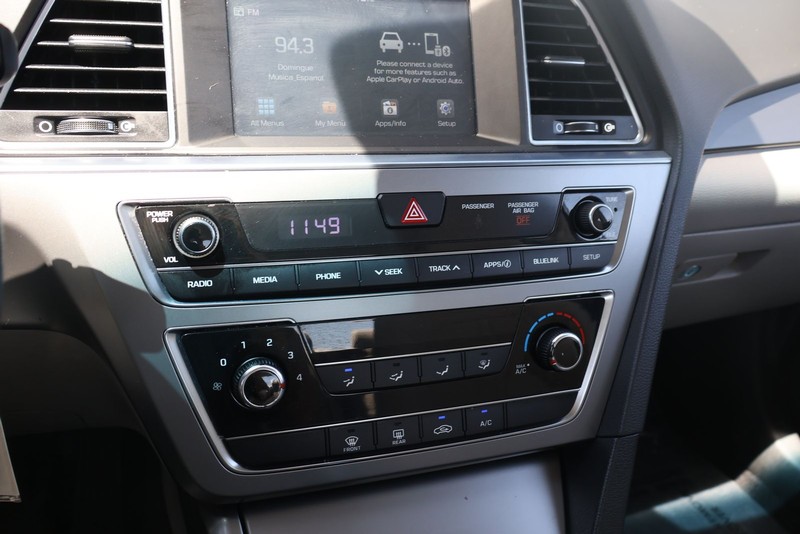 Hyundai Sonata Vehicle Full-screen Gallery Image 29