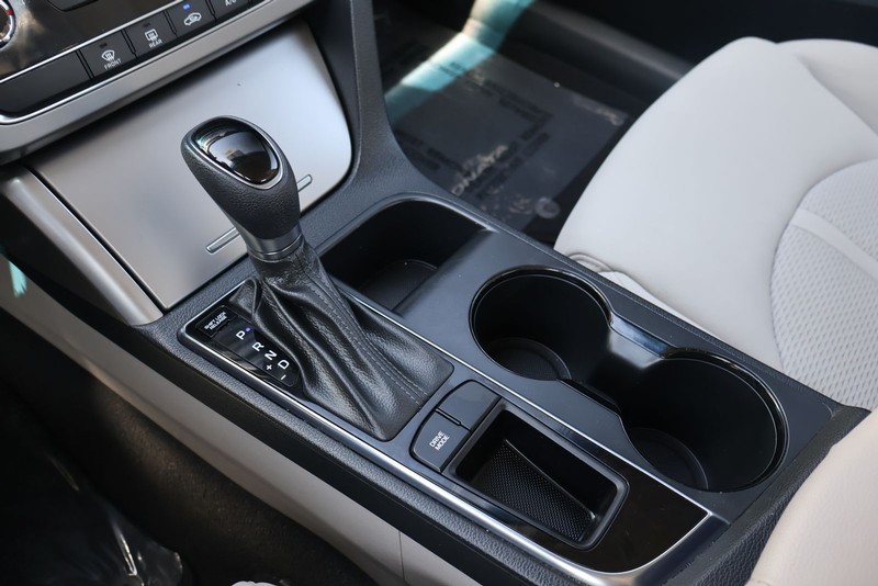 Hyundai Sonata Vehicle Full-screen Gallery Image 30