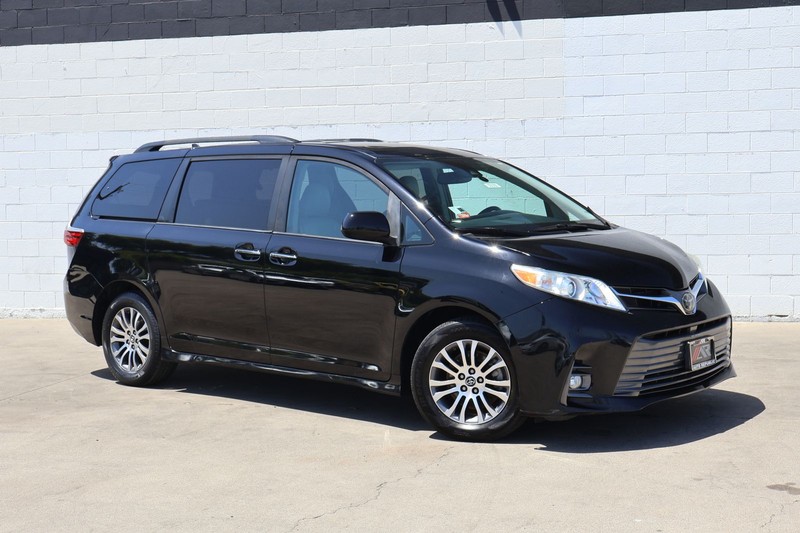 Toyota Sienna Vehicle Full-screen Gallery Image 01