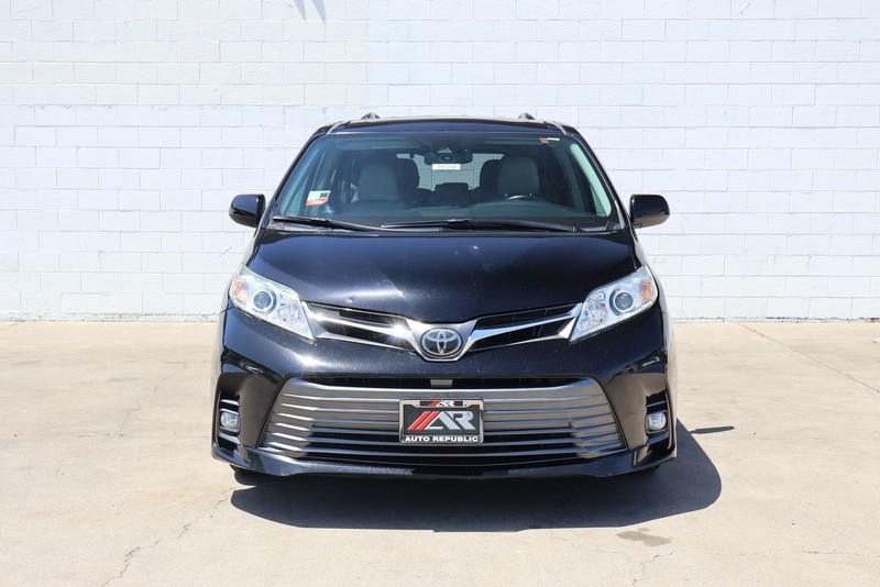 Toyota Sienna Vehicle Full-screen Gallery Image 02