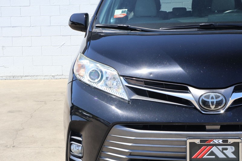 Toyota Sienna Vehicle Full-screen Gallery Image 03