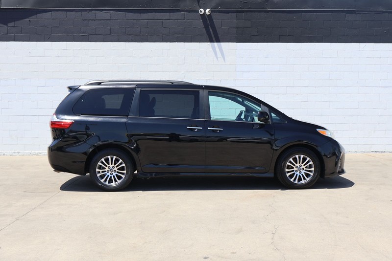 Toyota Sienna Vehicle Full-screen Gallery Image 04