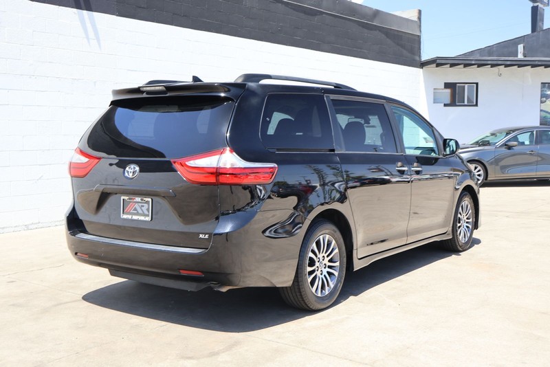 Toyota Sienna Vehicle Full-screen Gallery Image 05