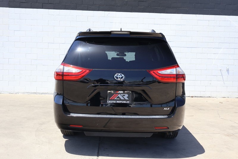 Toyota Sienna Vehicle Full-screen Gallery Image 06