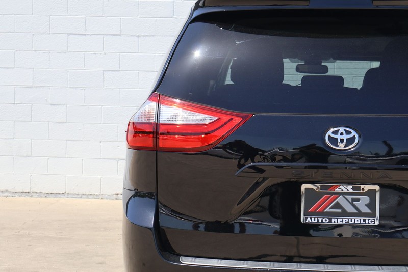 Toyota Sienna Vehicle Full-screen Gallery Image 07