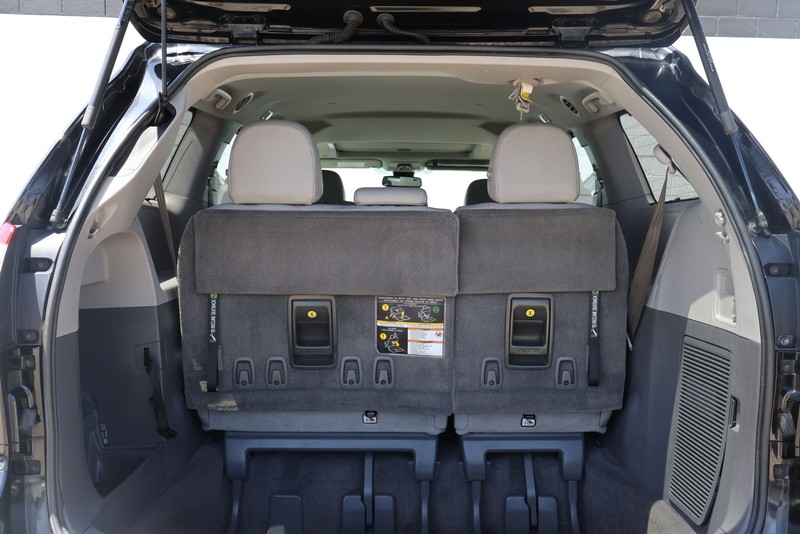 Toyota Sienna Vehicle Full-screen Gallery Image 08