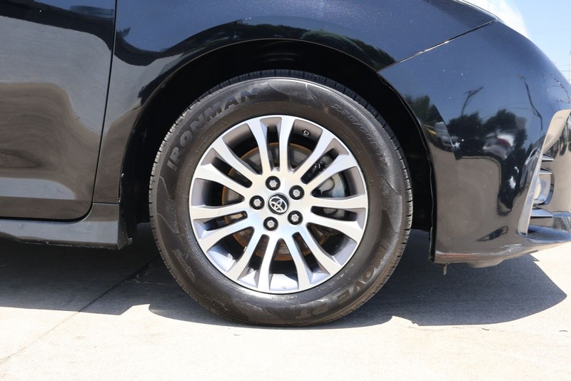 Toyota Sienna Vehicle Full-screen Gallery Image 11