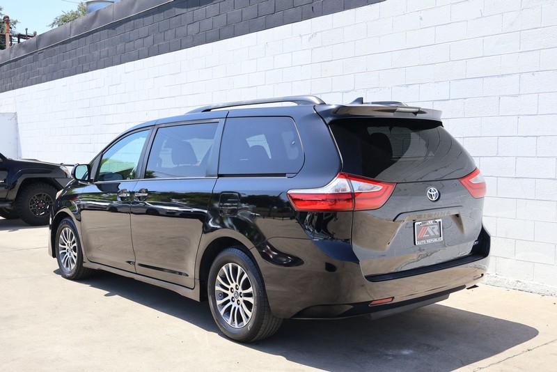 Toyota Sienna Vehicle Full-screen Gallery Image 12