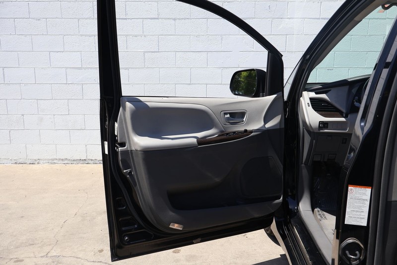 Toyota Sienna Vehicle Full-screen Gallery Image 15