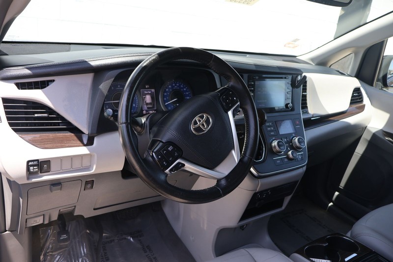 Toyota Sienna Vehicle Full-screen Gallery Image 16