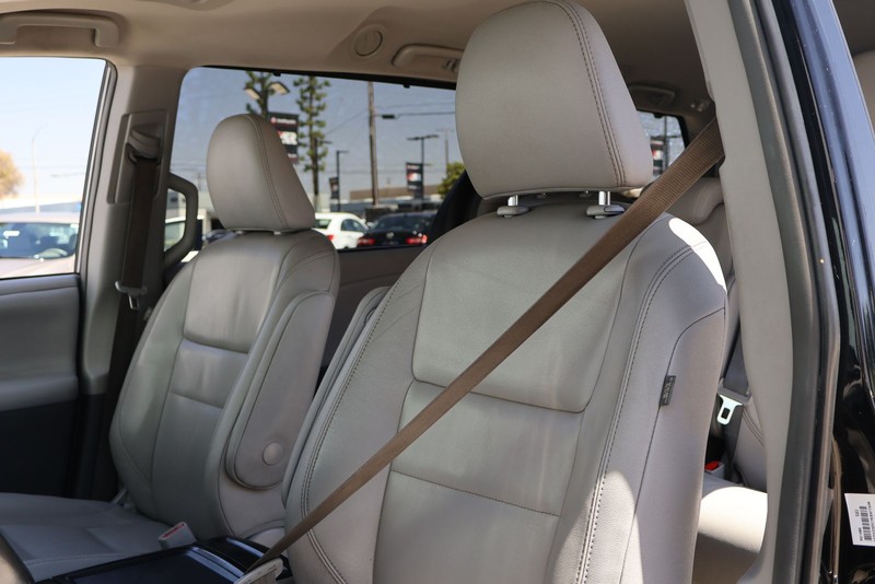 Toyota Sienna Vehicle Full-screen Gallery Image 17