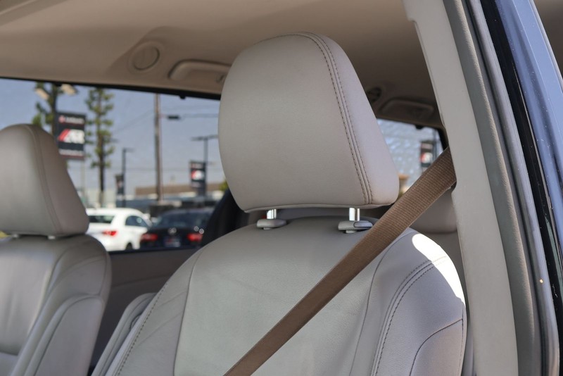 Toyota Sienna Vehicle Full-screen Gallery Image 18