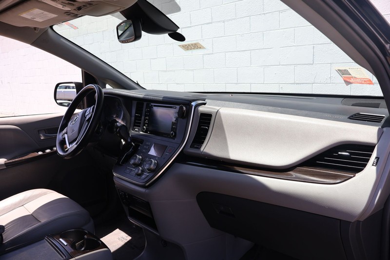 Toyota Sienna Vehicle Full-screen Gallery Image 19