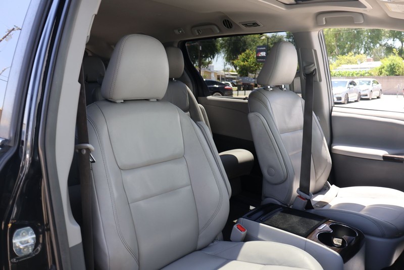 Toyota Sienna Vehicle Full-screen Gallery Image 20