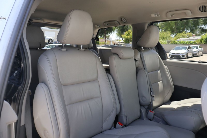 Toyota Sienna Vehicle Full-screen Gallery Image 21