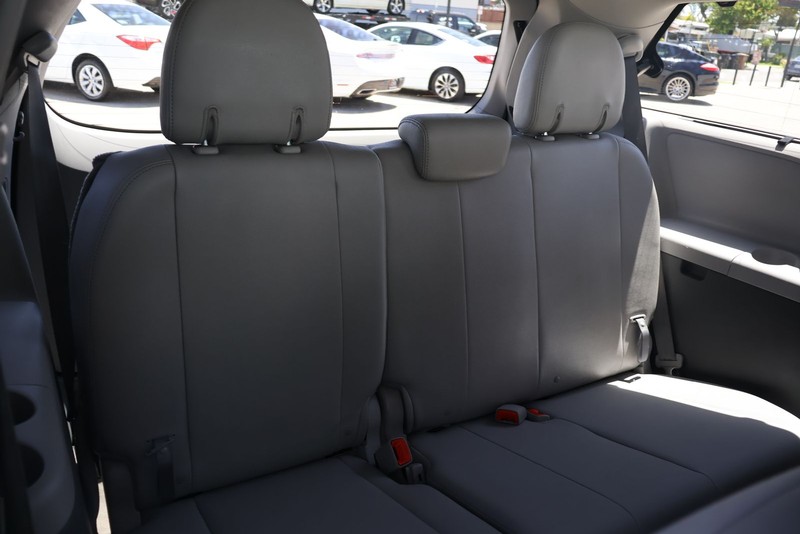Toyota Sienna Vehicle Full-screen Gallery Image 22