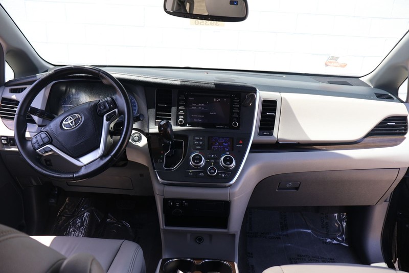 Toyota Sienna Vehicle Full-screen Gallery Image 23