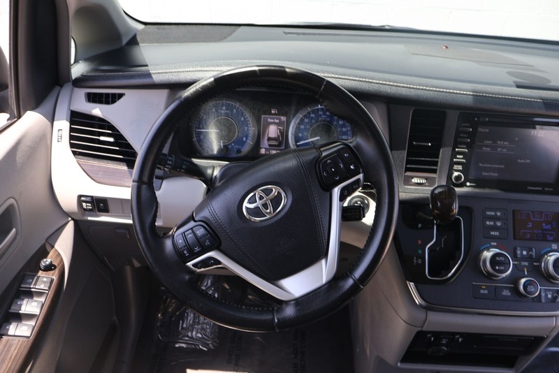 Toyota Sienna Vehicle Full-screen Gallery Image 25